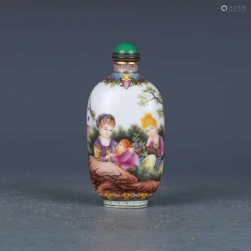A Chinese Famille rose Porcelain Snuff Bottle.