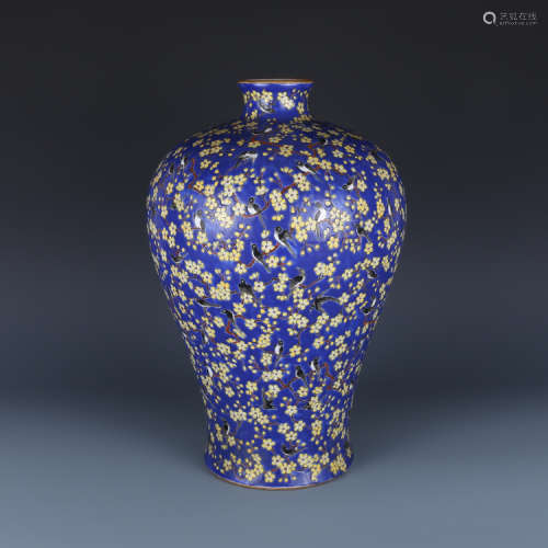 A Chinese Famille-rose Porcelain Vase.
