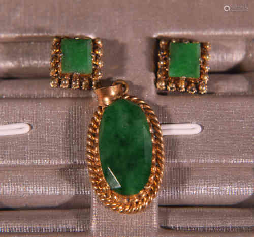A Set of Chinese Jadeite Earings.