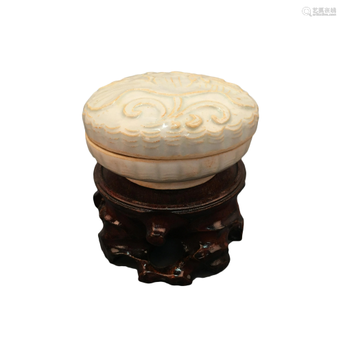 Chinese Celdon Glazed Round Box and Cover