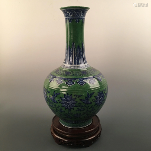 Chinese Green Glazed 'Floral' Vase, Qianlong Mark