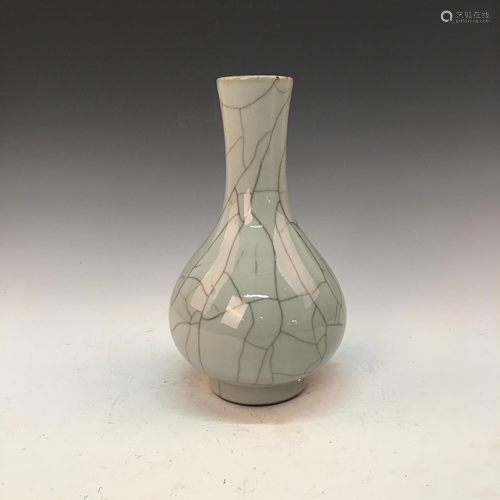 Chiense Ge Ware Bottle Vase, Qianlong Mark