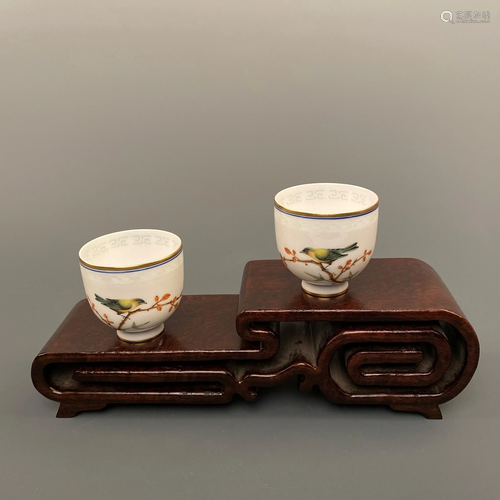 Pair of Chinese Famille Rose 'Bird' Tea Cup 'YongZheng'