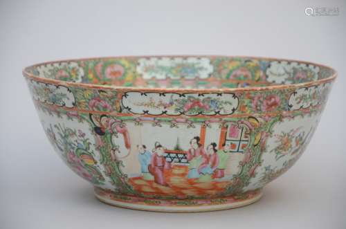 A bowl in Canton porcelain (35x14cm)