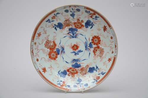 A platter in Chinese Imari porcelain 'flowers', 18th century (31cm)