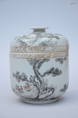 A lidded jar in Chinese porcelain 'grisaille', 18th century (*) (11x14cm)