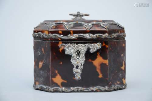 Tea caddy in turtoise shell with silver-plated ornaments (8x11x9cm)