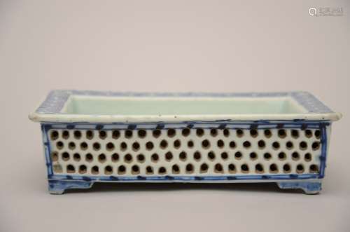 Planter in Chinese blue and white porcelain with openwork (11x17x4cm)