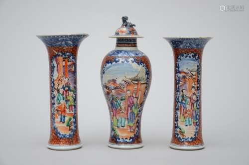 Three vases in Chinese mandarin porcelain, 18th century (*) (24cm)