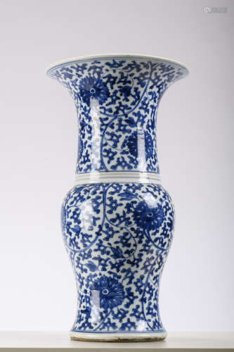 A yenyen vase in Chinese blue and white porcelain 'lotus', Kangxi period (*) (40cm)
