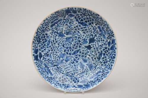 A platter in Chinese blue and white porcelain 'flowers', 18th century (*) (38cm)