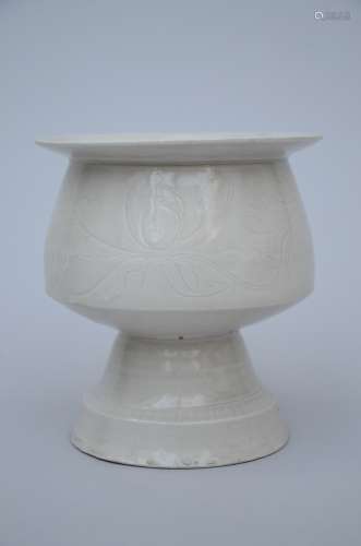 Chinese censer in porcelain, Ding type (possibly Song dynasty) (*) (14cm)