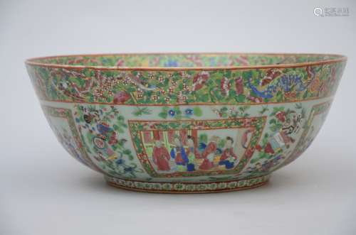 A large bowl in Chinese Canton porcelain, 19th century (*) (40x15cm)