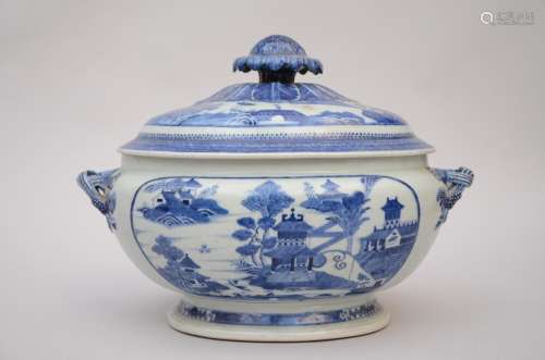 A tureen in Chinese blue and white porcelain, 19th century (23x36x26cm)