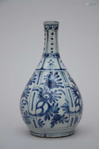 Chinese bottle vase in blue and white 'Kraak' porcelain, late Ming dynasty (23cm)