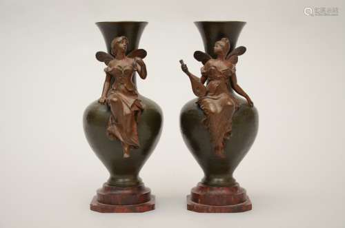 Debut: a pair of bronze art nouveau vases (*) (25cm)