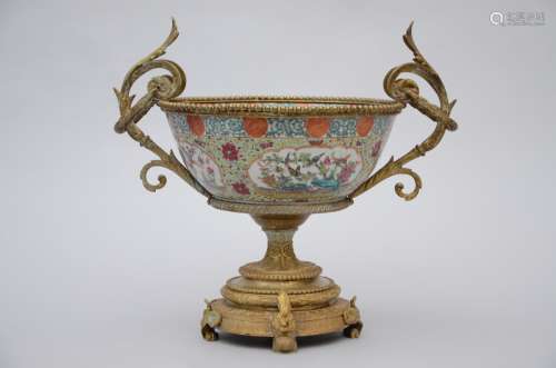 A bowl in Chinese Canton porcelain with bronze mounts (46x40cm)