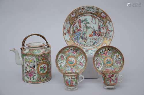 Lot Chinese porcelain: teapot, 2 cups (*) and a dish (23cm)