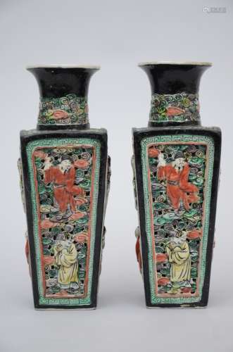 Pair of famille verte Chinese porcelain vases with relief decor (*) (24cm)