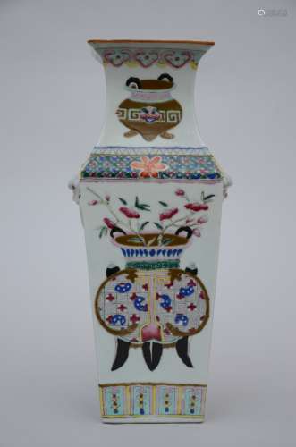 A square vase in Chinese porcelain 'antiquities' (*) (41cm)