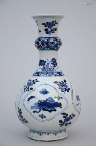 Garlick neck vase in Chinese blue and white porcelain, Kangxi period (*) (20cm)