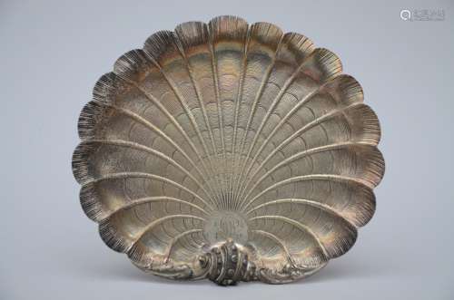 A silver plate in the shape of a shell (26x30cm)