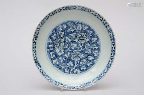 A dish in Chinese blue and white porcelain 'peonies', Wanli period (*) (20cm)