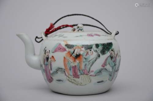A teapot in Chinese porcelain 'sages' (*) (9cm)