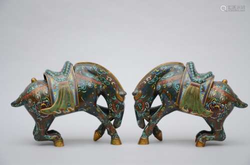 A pair of Chinese cloisonné horses (40x28cm)
