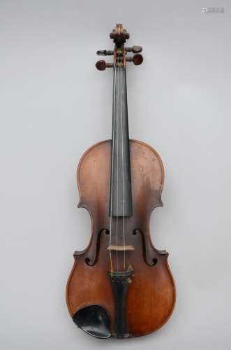 An antique violin (59cm)