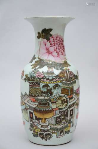 A vase in Chinese porcelain 'antiquities' (43cm)