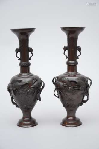 A pair of Japanese bronze vases 'birds' (*) (27cm)
