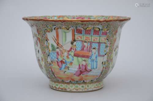 A planter in Chinese Canton porcelain, 19th century (28x19cm)