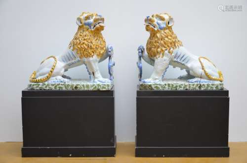 A pair of large lions in French faience (*) (35x73x70cm)
