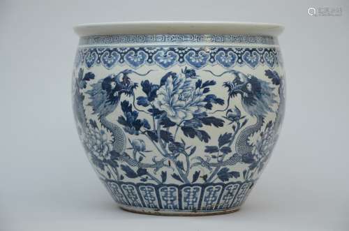 Large fish bowl in Chinese blue and white porcelain 'dragons' (*) (52x48cm)