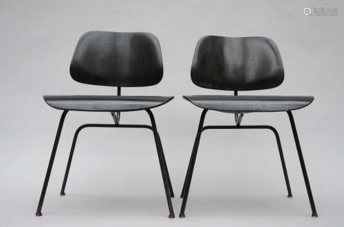 Eames: two vintage DCM chairs in black plywood and four copy chairs (51x49x72cm)