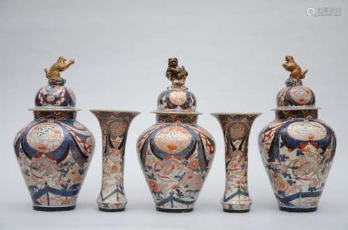 A five piece set in Japanese Imari porcelain (*) (62cm)