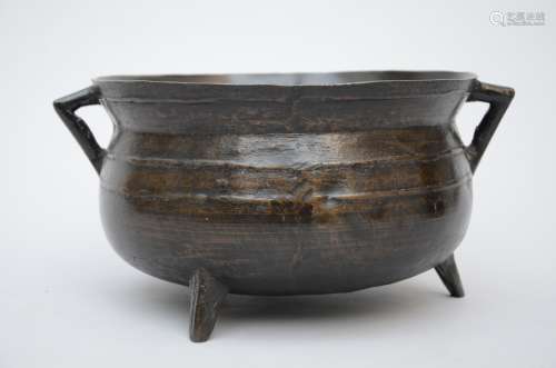 A Renaissance kettle in iron (*) (30x17cm)