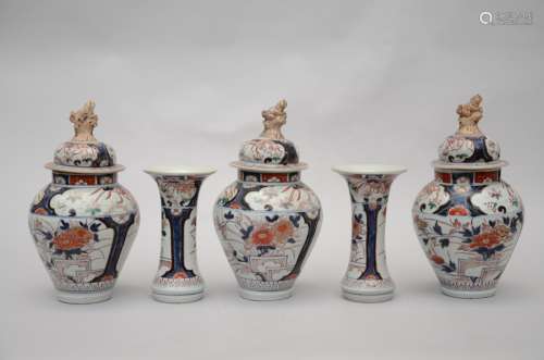 A five-piece cabinet set in Japanese Imari porcelain (*) (46cm)