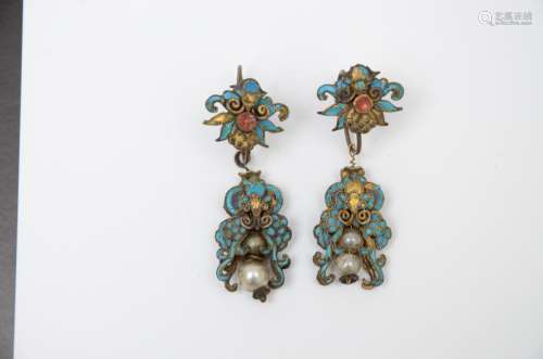A pair of Chinese earrings with Kingfisher feathers and pearls (4cm)