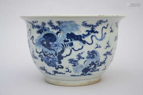 A planter in Chinese blue and white porcelain 'qilins' (37x22cm)