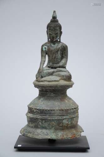 A Burmese buddha in bronze (33cm)