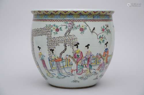 A fish bowl in Chinese famille rose porcelain 'horseback riders' (39x36cm)
