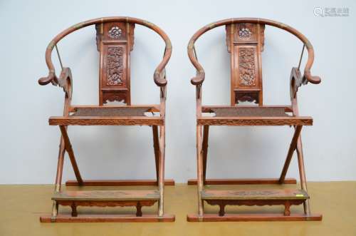 A pair of Chinese folding chairs 'Jiao Yi', 20th centuiry (probably huanghuali) (58x74x112cm)
