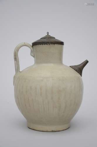 A Chinese ewer with metal mounts 'kendi' (*) (17cm)