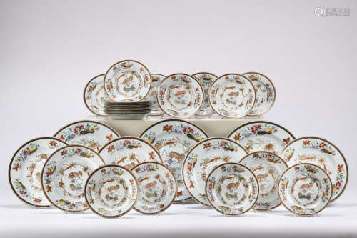 Part of a dinnerset in Chinese export porcelain 'foo lions', 18th century (*) (39cm)
