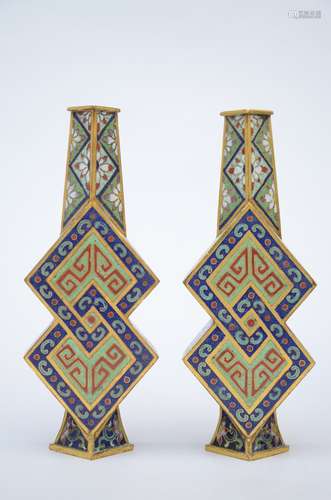 A pair of vases in cloisonné, Qianlong mark (19cm)