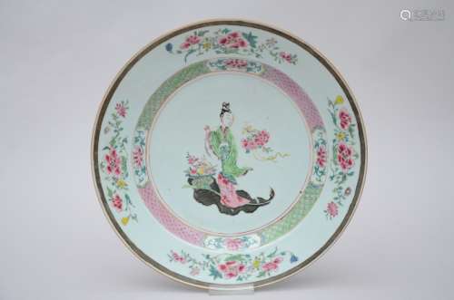 A platter in Chinese porcelain 'immortal He Xiangu', Yongzheng period (*) (36cm)