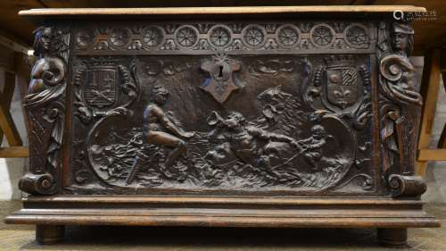 An Italian sculpted walnut chest, 17th century (59x110x65cm)