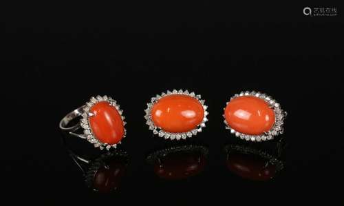 A SET OF WHITE GOLD DIAMOND CORAL RING AND EARRING